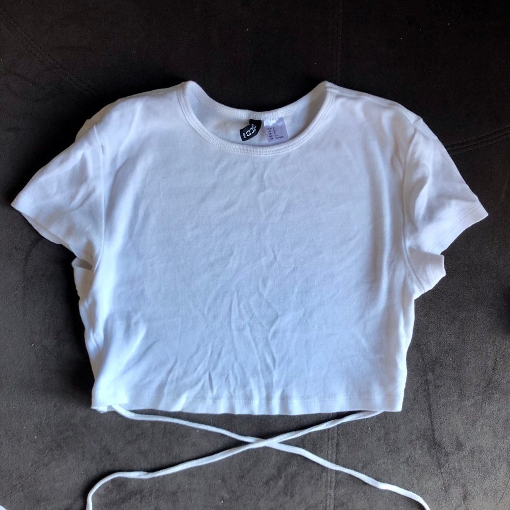 3/15$ H&M Tie-detail White Crop Top - Picture 5 of 5